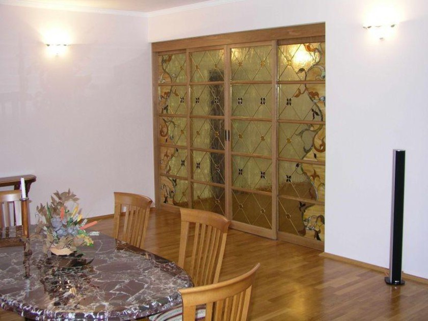 Перегородка для гостиной с цветным стеклом и декоративными вставками Смоленск