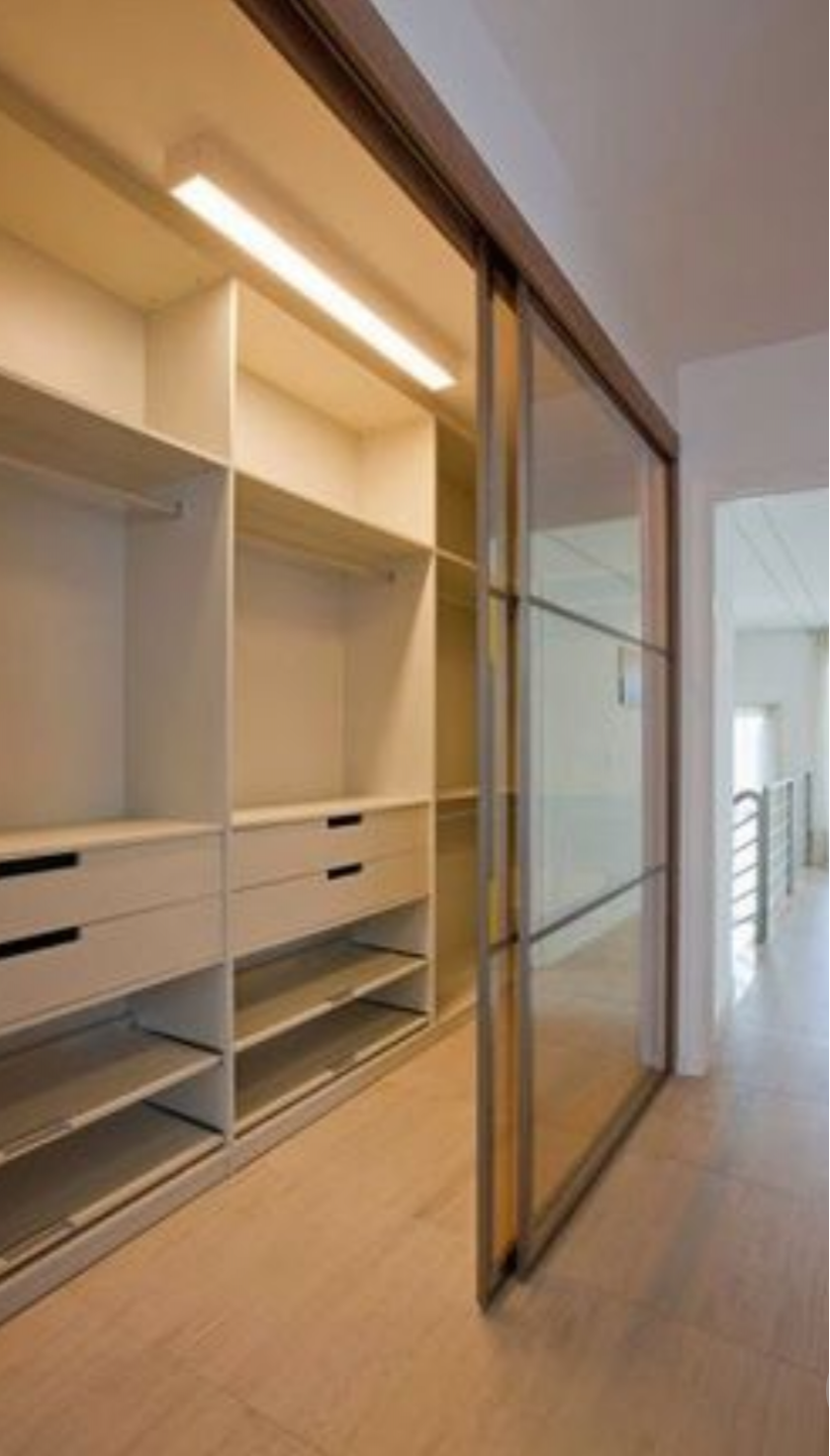 Линейная гардеробная комната с дверями купе Смоленск