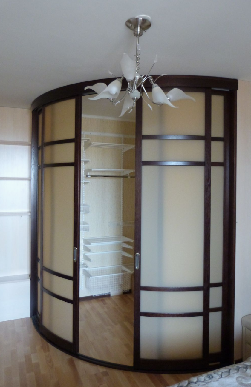 Радиусная полукруглая угловая гардеробная комната Смоленск