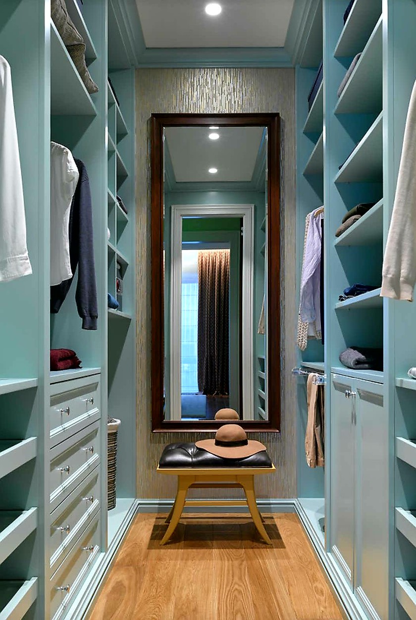 Параллельная гардеробная комната с большим зеркалом Смоленск