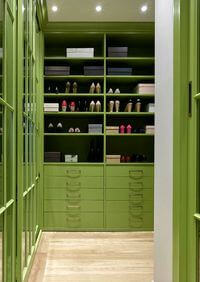 Г-образная гардеробная комната в зеленом цвете Смоленск