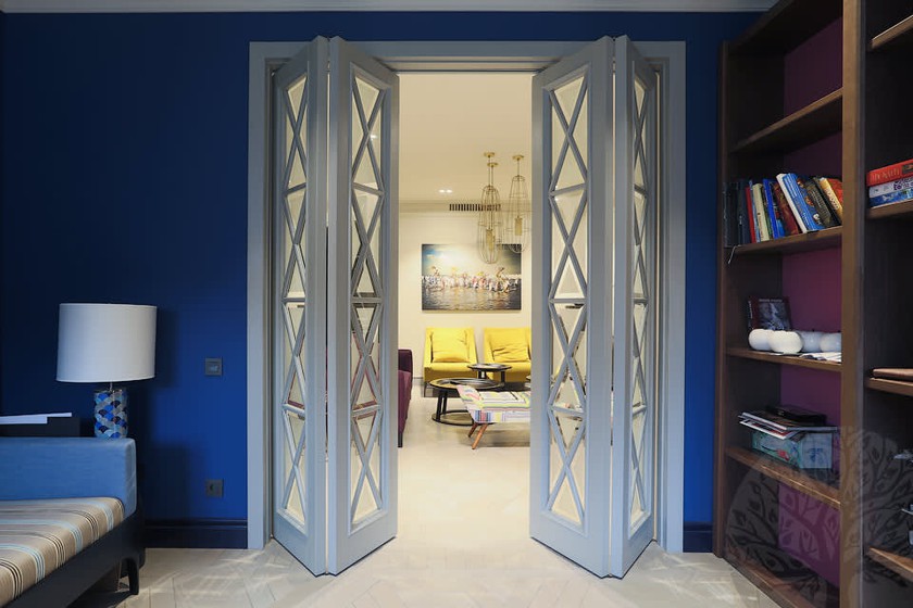 Двери гармошка  для гостиной со стеклами с разделителями Смоленск