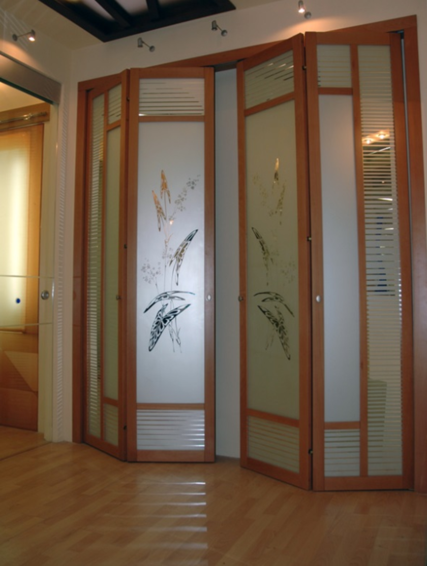 Широкие двери гармошка с матовым стеклом и рисунком Смоленск