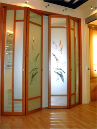 Двери гармошка с матовым рисунком цветок Смоленск