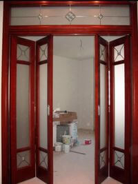 Дверь гармошка с декоративными стеклянными вставками Смоленск